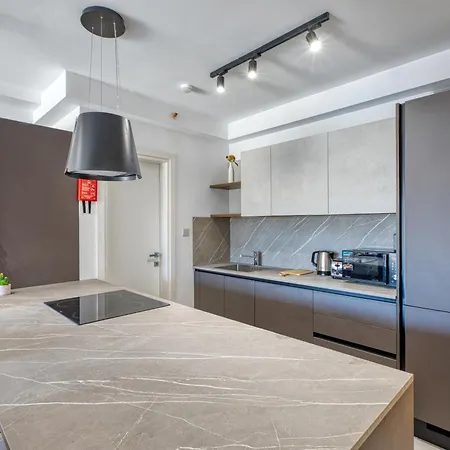 Classic 1 Bedroom St Julians Sleeps 4