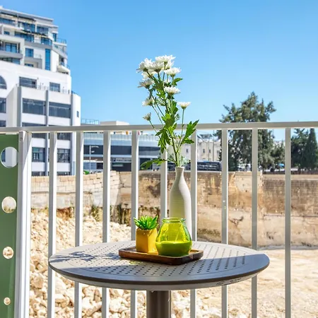 Classic 1 Bedroom St Julians Sleeps 4